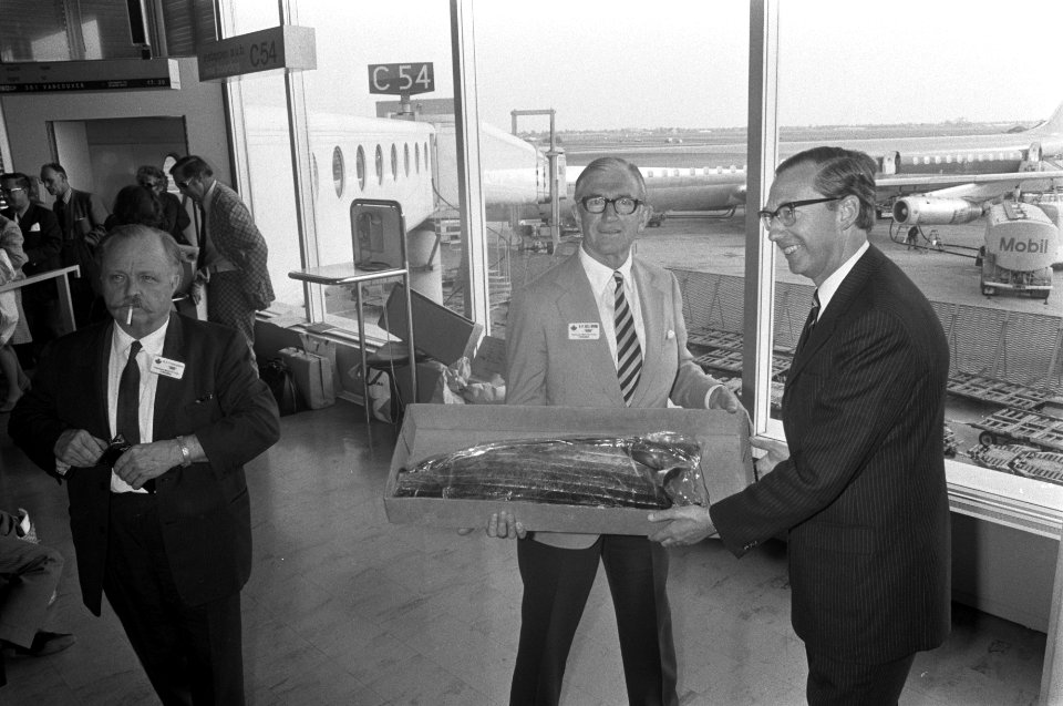 Luitenant Kolonel Bell-Irving op Schiphol luitenant kolonel Bell-Irving (l) gee, Bestanddeelnr 927-1342