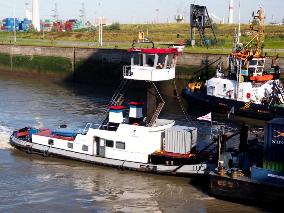 Lucia (tugboat, 1943), ENI 02322715, navigating into the Zandvlietsluis, Port of Antwerp pic3