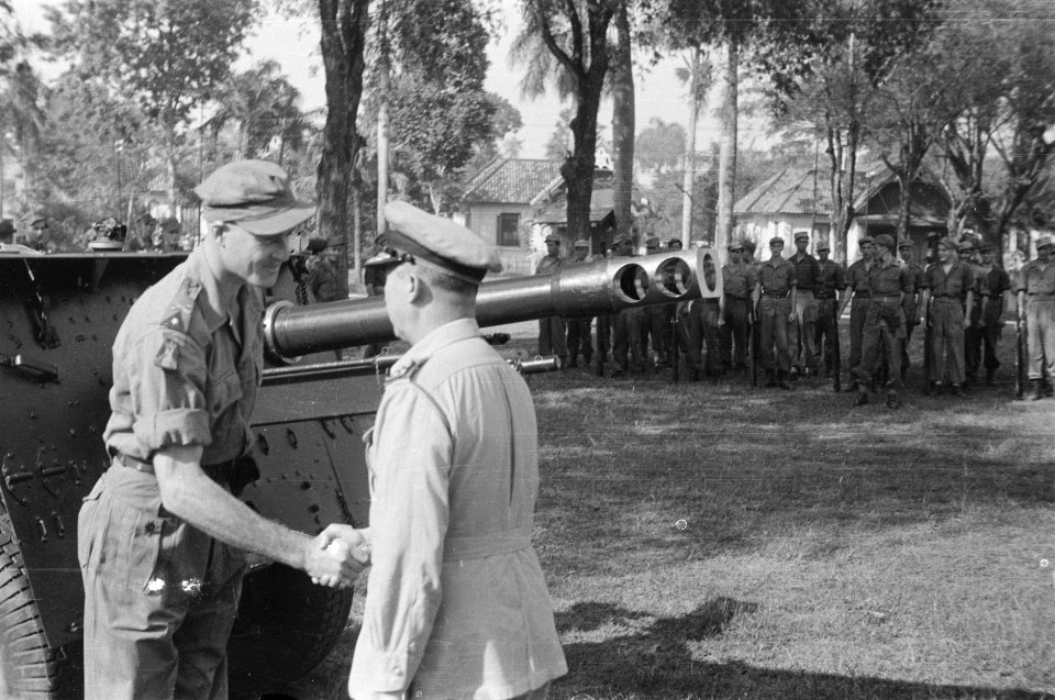 Luitenant Levy wordt gefeliciteerd door generaal-majoor der Artillerie E. Engles, Bestanddeelnr 254-5-3