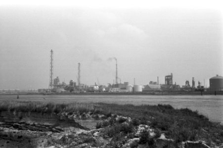 Luchtvervuiling in Rijnmondgebied nr. 5, 6 Shell-raffinaderij nr. 7 chemisch, Bestanddeelnr 923-7250