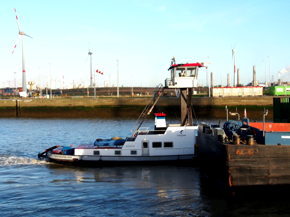 Lucia (tugboat, 1943) ENI 02322715 pushing Gondel 1 & Merwedelta (ship, 1999), ENI 02324481, Port of Antwerp pic1