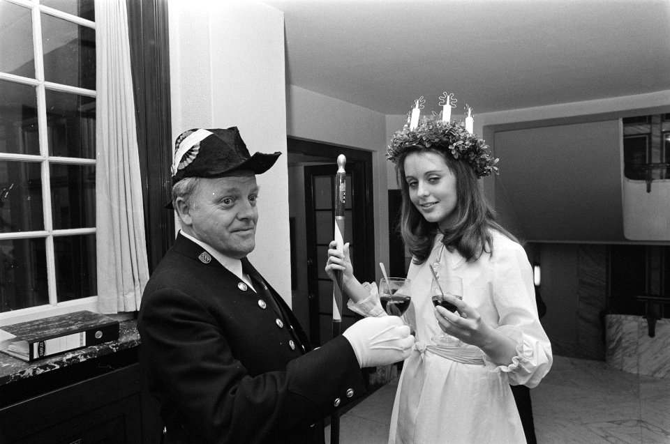 Lucia (Zweedse schone) op stadhuis in Amsterdam ontvangt Lucia klinkt met bode, Bestanddeelnr 927-6808