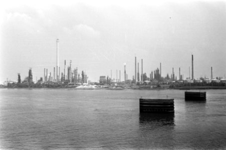 Luchtvervuiling Rijnmondgebied schoorstenen Shell-raffinaderij in Pernis bij Hoo, Bestanddeelnr 923-7247