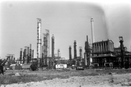 Luchtvervuiling in Rijnmondgebied Shell-raffinaderij Pernis, eeuwige vlam, Bestanddeelnr 923-7249
