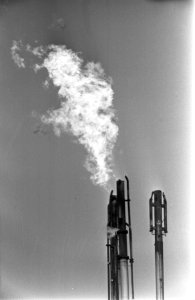 Luchtvervuiling in Rijnmondgebied Shell-raffinaderij te Pernis, eeuwige vlam, Bestanddeelnr 923-7252