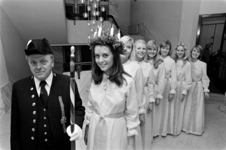 Lucia (Zweedse schone) op stadhuis in Amsterdam ontvangt Lucia met gevolg word, Bestanddeelnr 927-6806
