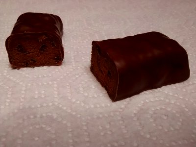 LUNA Protein Mint Chocolate Chip bar cut in half