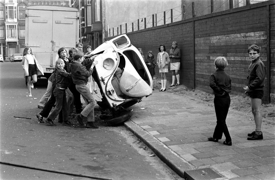 Luilak in Amsterdam jongens kantelen auto, Bestanddeelnr 922-4558