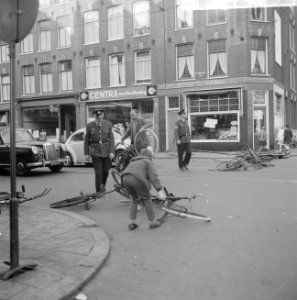 Luilakviering in Amsterdam, tram moet stoppen, fietsen op rails, Bestanddeelnr 916-4403