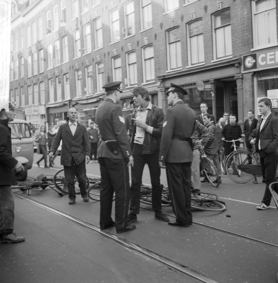Luilakviering in Amsterdam, tram moet stoppen, fietsen op rails, Bestanddeelnr 916-4406