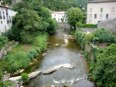 Lunas (Hérault, Fr) le Gravezon avec un pont