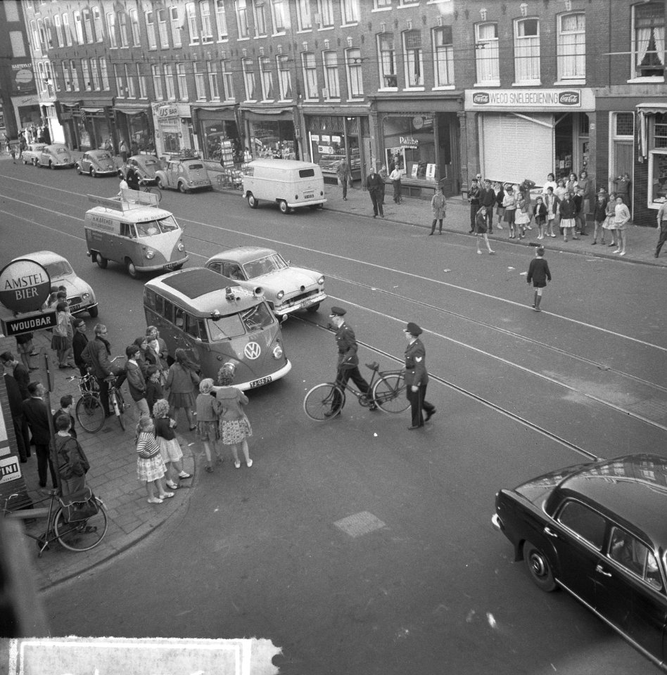 Luilak in Amsterdam, de jeugd versperde de trambaan in de Van Woustraat, Bestanddeelnr 915-2140
