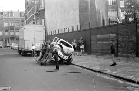 Luilak in Amsterdam jongens kantelen auto, Bestanddeelnr 922-4560