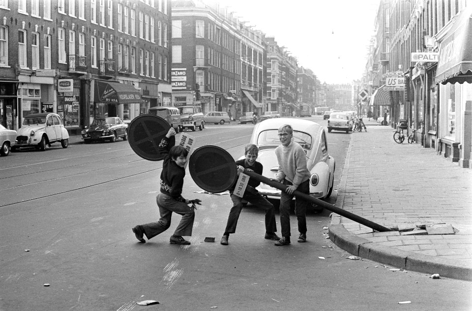 Luilak in Amsterdam jongens kantelen auto, Bestanddeelnr 922-4559