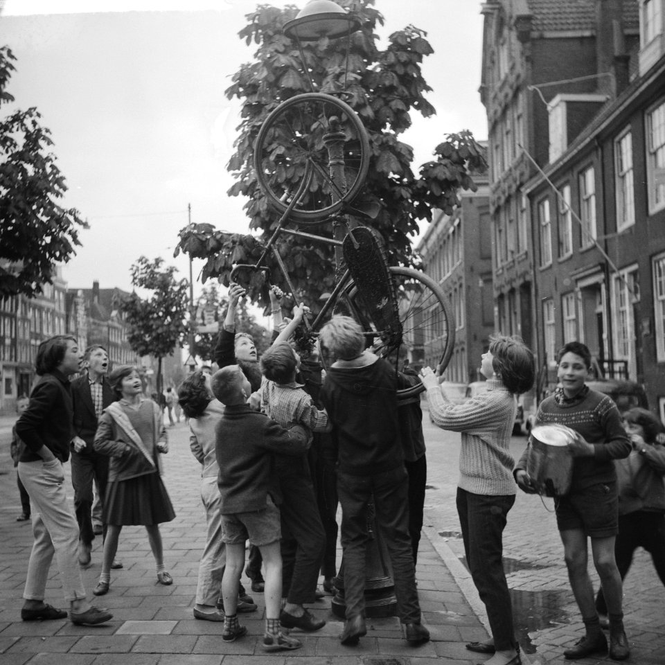 Luilakviering fietsen in lantaarnpalen, Bestanddeelnr 912-5003