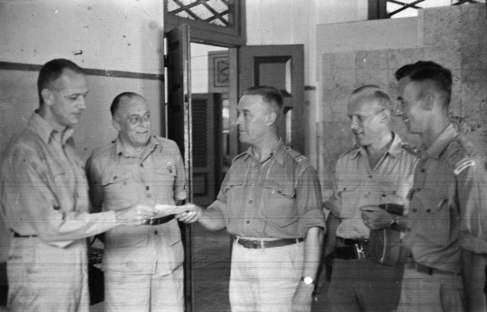 Luitenant-kolonel D. Huiting krijgt iets uitgereikt. Om hem heen vier mannen i…, Bestanddeelnr 450-1-4