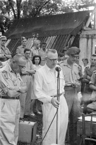 Luitenant-kolonel H. van Leeuwen van het Regiment Jagers met naast zich een man , Bestanddeelnr 252-6-4
