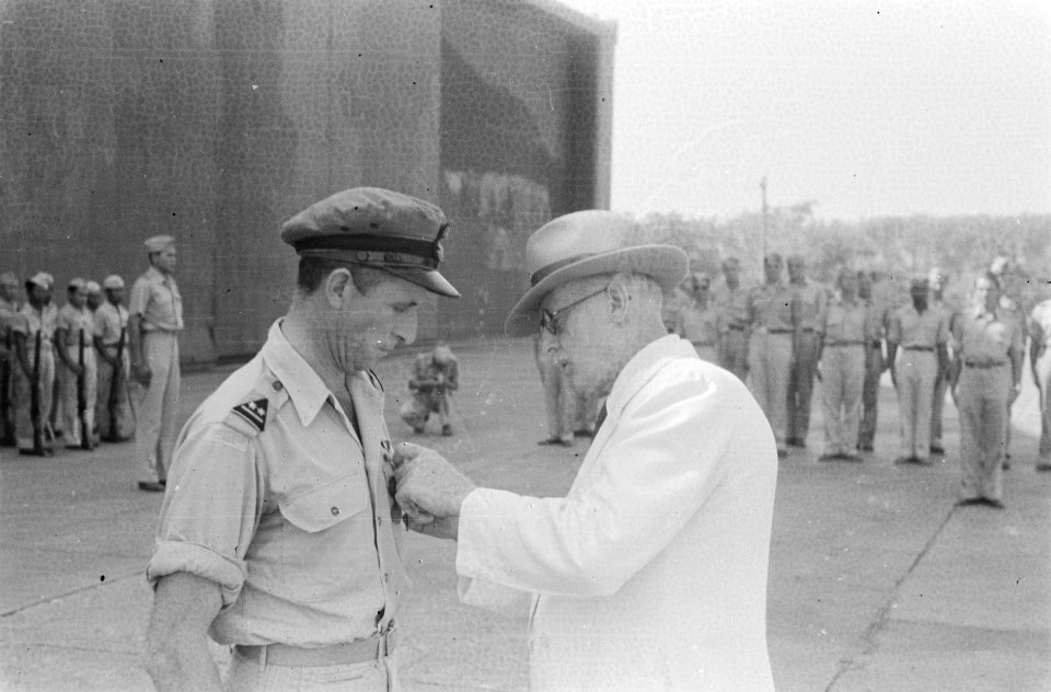 Luitenant-kolonel RE Jessurun ontvangt te Tjililitan uit handen van consul-gen, Bestanddeelnr 38-5-5