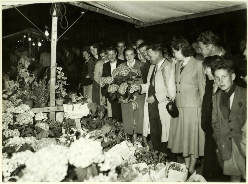 Luilakmarkt aan de Kampersingel. NL-HlmNHA 5400467222