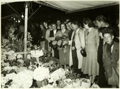 Luilakmarkt aan de Kampersingel. NL-HlmNHA 5400467222