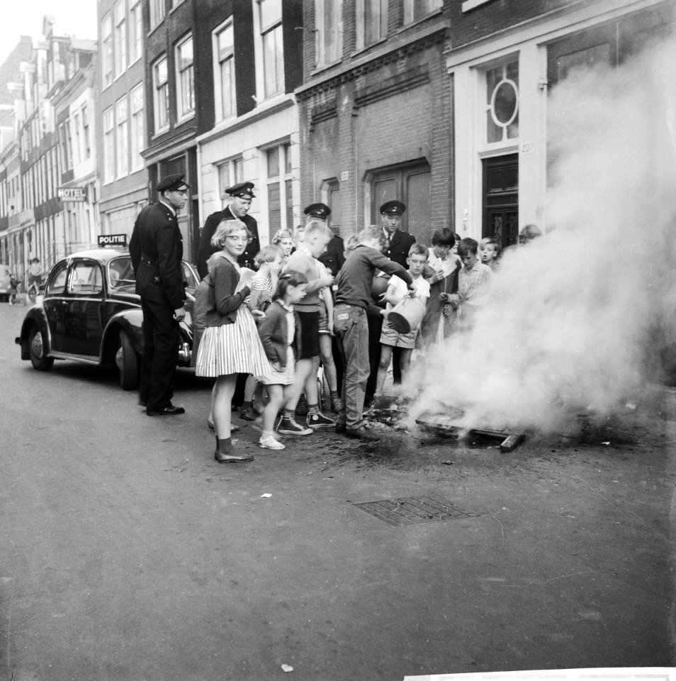 Luilakviering te Amsterdam, luilakvuur moet door de polit uitgemaakt worden, Bestanddeelnr 911-3127