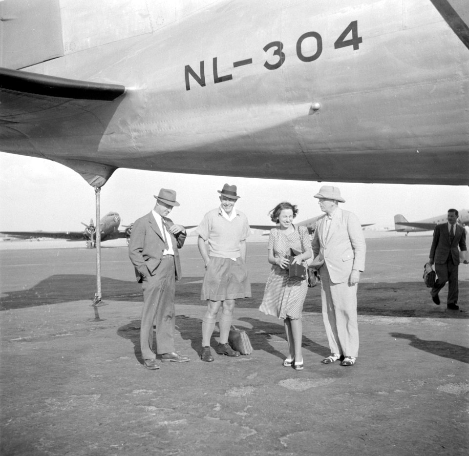 Luitenant-gouverneur-generaal Van Mook met twee mannen en een vrouw, waarschijnl, Bestanddeelnr 254-5442