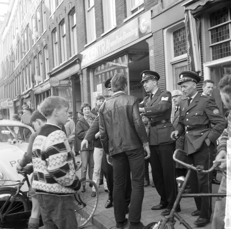 Luilakviering in Amsterdam, tram moet stoppen, fietsen op rails, Bestanddeelnr 916-4408
