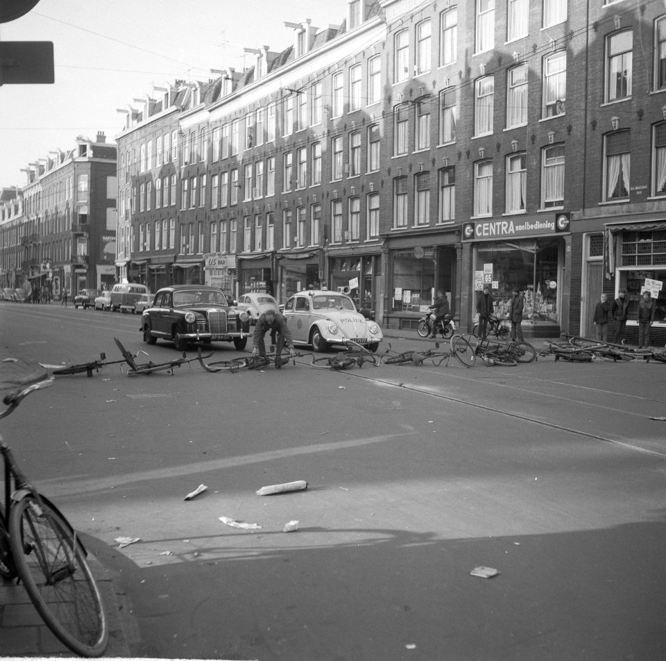 Luilakviering in Amsterdam, tram moet stoppen, fietsen op rails, Bestanddeelnr 916-4405