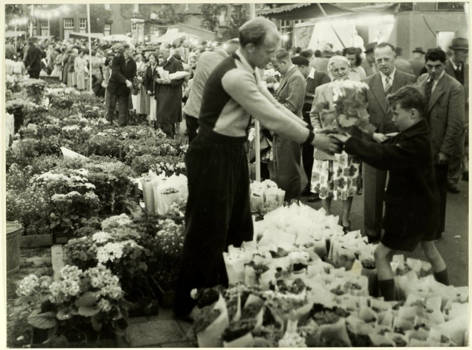 Luilakmarkt aan de Raamsingel nabij de Van Eedenstraat. NL-HlmNHA 5400467221