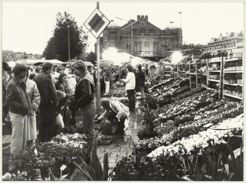 Luilakmarkt op de Raamvest, met op de achtergrond de schouwburg. NL-HlmNHA 54012243