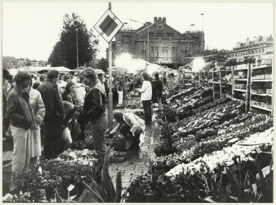 Luilakmarkt op de Raamvest, met op de achtergrond de schouwburg. NL-HlmNHA 54012243