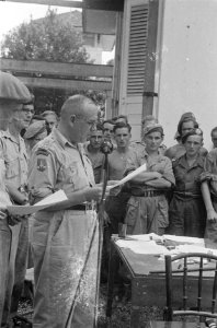 Luitenant-kolonel H. van Leeuwen van het Regiment Jagers leest iets voor bij een, Bestanddeelnr 252-6-1