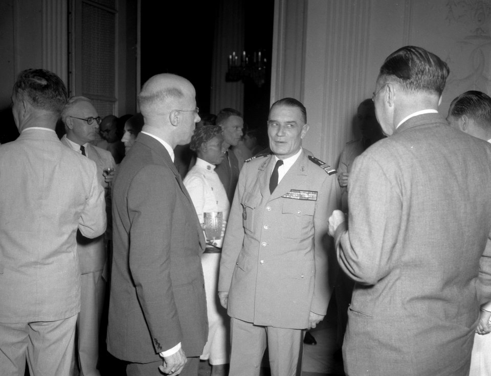 Luitenant-gouverneur-generaal dr. H. van Mook en minister-president dr. L.J.M. B, Bestanddeelnr 12642
