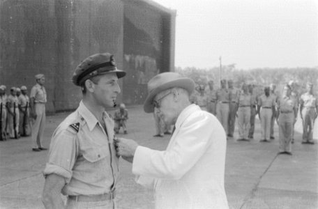 Luitenant-kolonel R.E. Jessurun ontvangt te Tjililitan uit handen van consul-gen, Bestanddeelnr 38-5-4