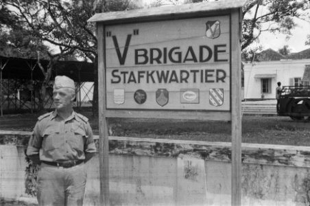 Luitenant-kolonel D. Huiting, chef-staf V-Brigade. Hij staat bij het bord waaro…, Bestanddeelnr 450-1-6