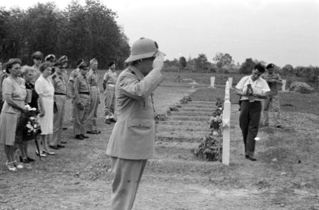 Luitenant-gouverneur-generaal H.J. van Mook op het Ereveld Medan brengt een gro, Bestanddeelnr 1601-3-1