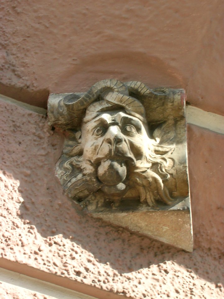 Luitpoldstr 2 Eichstätt -Neidköpfe am Erker 1