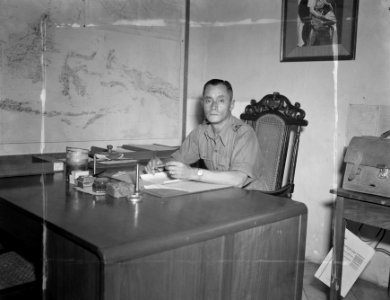 Luitenant-kolonel H.E.M. Bakhuys, commandant Militaire Politie, achter zijn werk, Bestanddeelnr 11766