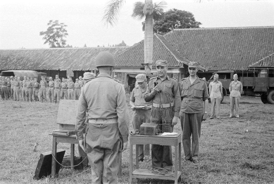 Luitenant-kolonel J.J.A. Boers wordt toegesproken door kolonel B.A. van Gulik vi, Bestanddeelnr 195-2-2