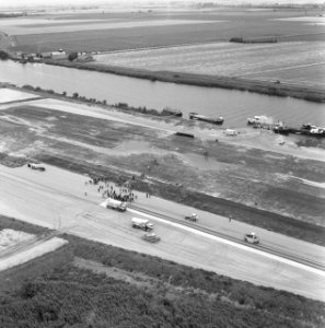 Luchtopname. Zandcementstortingen. Biesbosch, Bestanddeelnr 168-0611