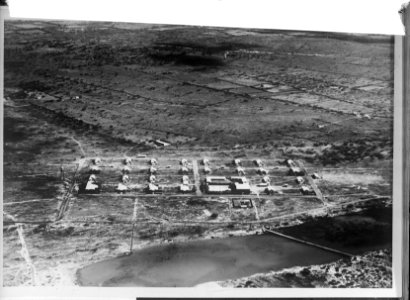 Luchtopname. Woonwijk bij de raffinaderij van de Arend Petroleum Maatschappij, d, Bestanddeelnr 935-1222