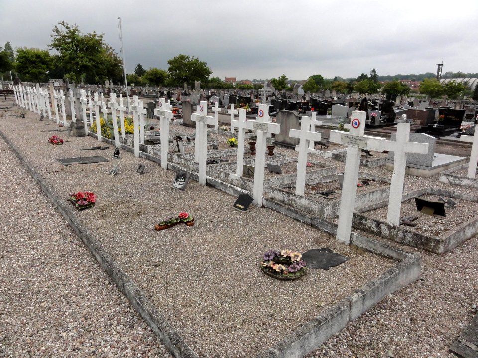 Lunéville (M-et-M) cimetière, carré militaire (04)