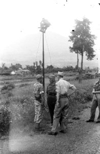 Luitenant-kolonel M.H.P.J. Paulissen en kolonel H.MG.J. Lentz spreken met een o, Bestanddeelnr 3695