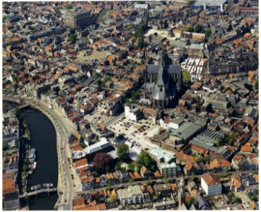 Luchtopname van het centrum met linksonder het Spaarne. NL-HlmNHA 54036941