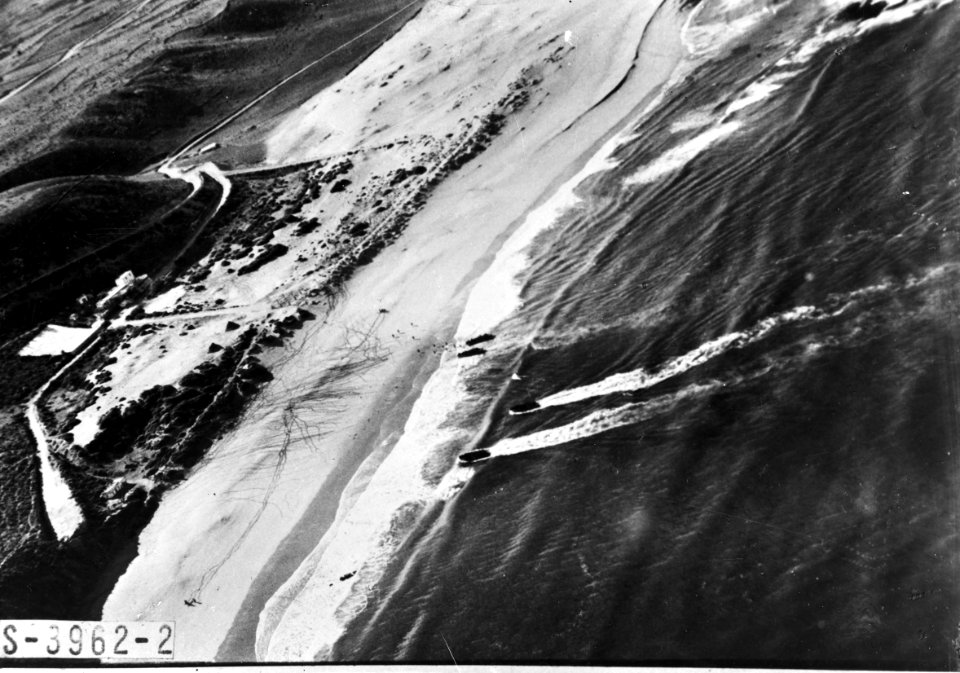 Luchtopname van een landing van enige landingsschepen, aan de kust van Noord-Afr, Bestanddeelnr 900-7279