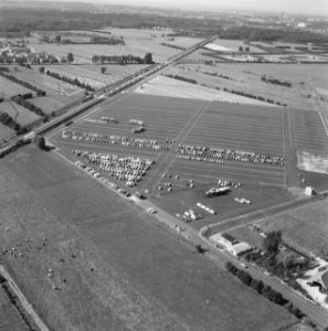 Luchtopname. Parkeerterrein Pons Automobielbedrijf bij spoorlijn te Amersfoort, Bestanddeelnr 168-0573