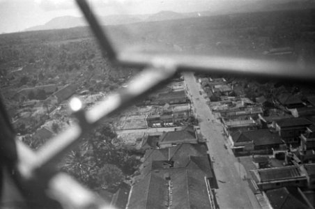 Luchtfoto Buitenzorg. Weg met aan weerszijden bebouwing. Deels verwoest, Bestanddeelnr 352-4-2