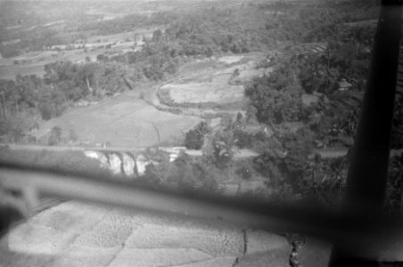 Luchtfoto Buitenzorg. Verkeersbrug, Bestanddeelnr 352-5-1