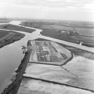 Luchtopname. Zandcementstortingen. Biesbosch, Bestanddeelnr 168-0606