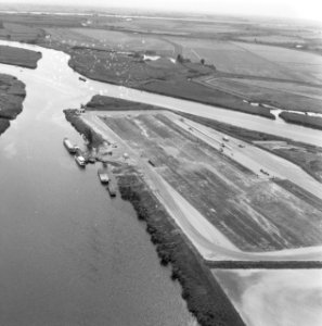 Luchtopname. Zandcementstortingen. Biesbosch, Bestanddeelnr 168-0605